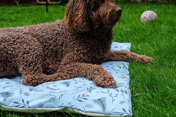 Lino printed dog bed