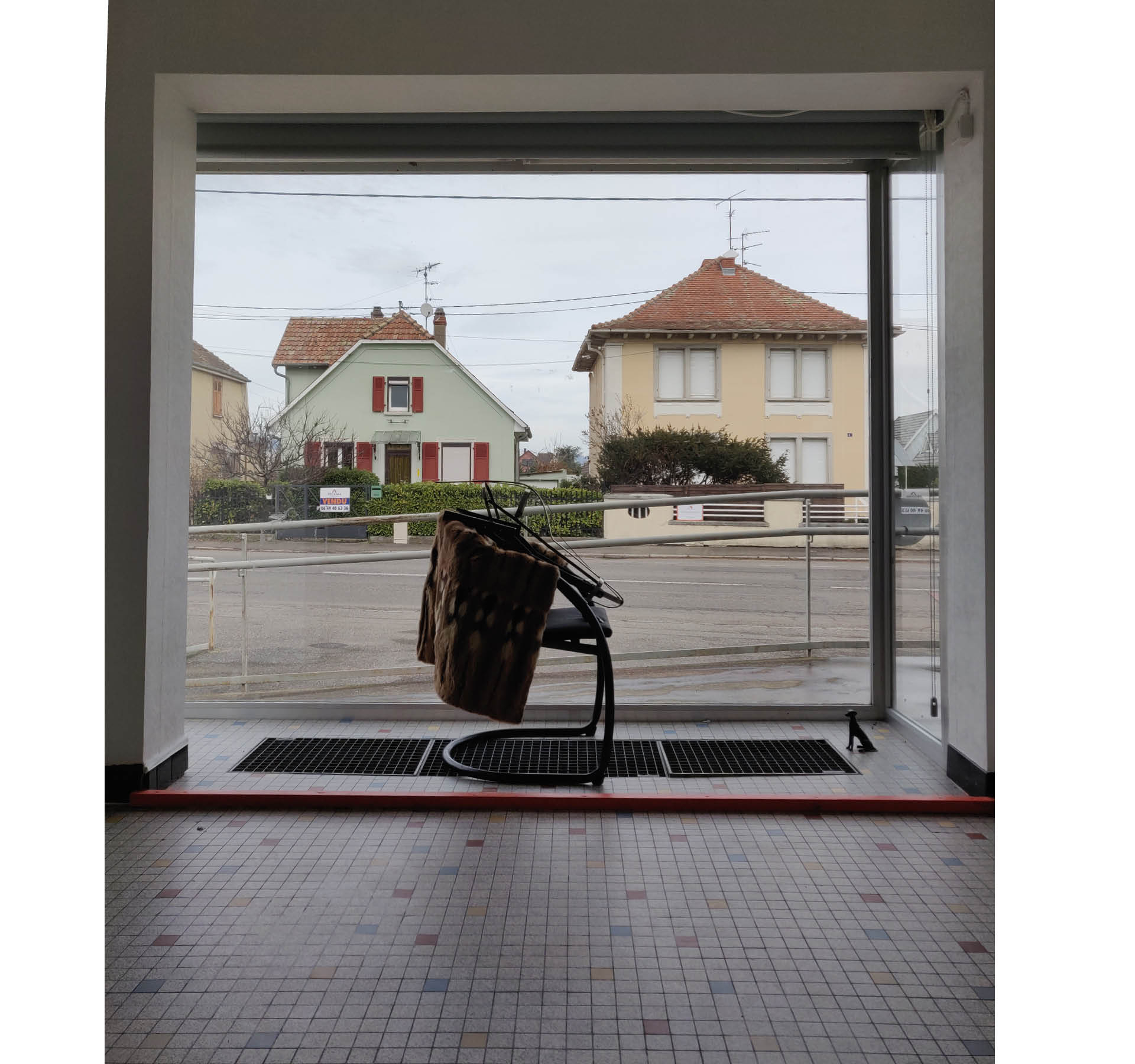47 route de Colmar. Stills of a performed installation. France, February 2021. Waiting room chair, fur, welded dog head, greyhound statue.  